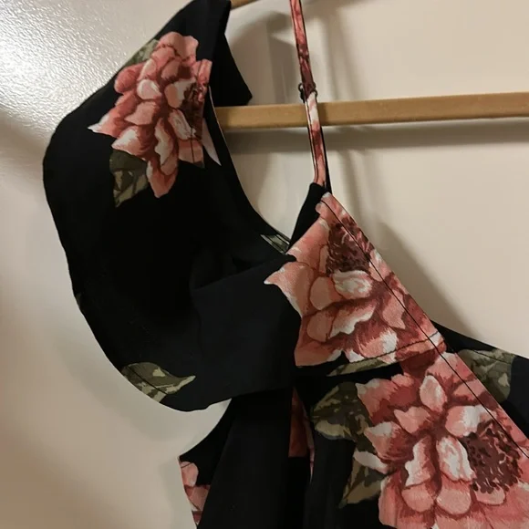 Beautiful maxi dress with roses - Picture 3 of 7